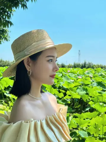 Áo Trễ Vai + Mũ Cói