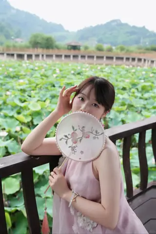 Áo Cổ Yếm + Quạt Tròn Cầm Tay