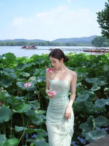 Đầm Hai Dây Ôm Sát