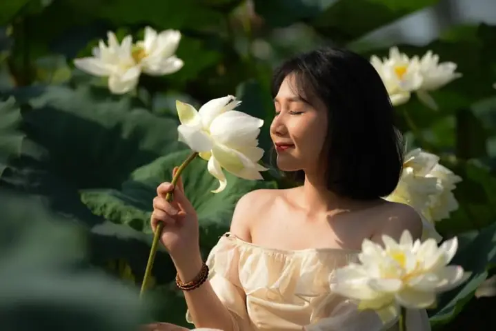 Mặc Váy Trắng Chụp Ảnh Sen