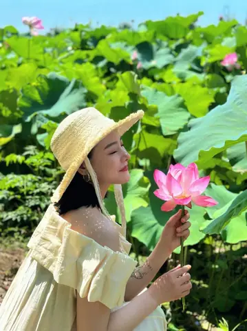 Áo Trễ Vai + Mũ Cói