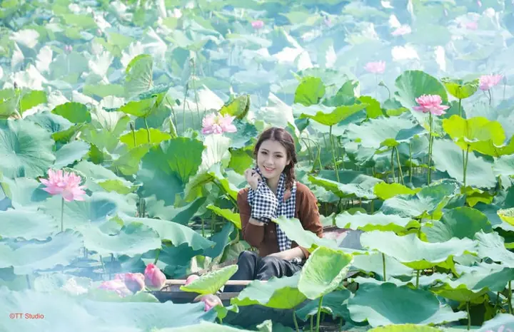 Mặc Áo Bà Ba Chụp Ảnh Sen