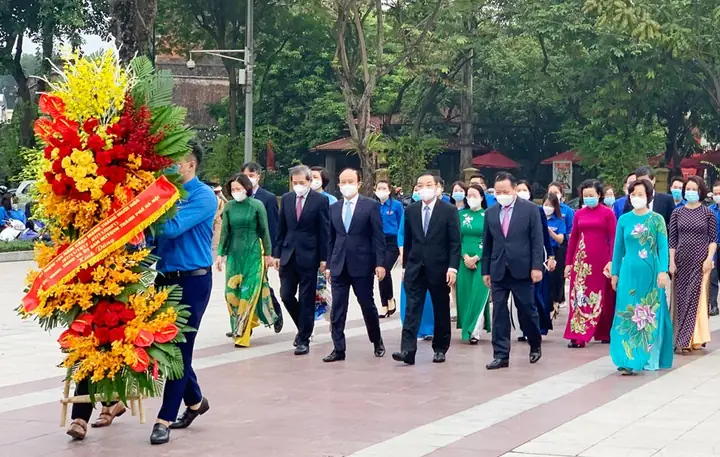 Tham Quan, Chụp Ảnh Bên Bức Tượng Lãnh Tụ Lê Nin Uy Nghi