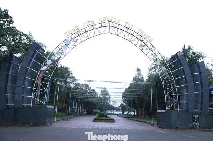 Công Viên Nguyễn Tất Thành Được Thành Lập Ngày 16/10/1985, Trong Đó Khu Tượng Đài Bác Hồ Và Tuổi Trẻ Là Biểu Tượng Của Công Viên Nguyễn Tất Thành Được Xây Dựng Nhân Kỷ Niệm 100 Năm Ngày Sinh Chủ Tịch Hồ Chí Minh. Công Trình Có Diện Tích Trên 8ha (gồm 5 Ha Mặt Đất Và 3 Ha Mặt Nước).