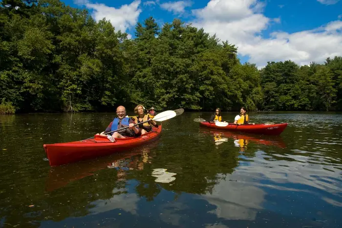 Chèo Thuyền Kayak Đầy Thích Thú Dọc Sông Cửa Cạn