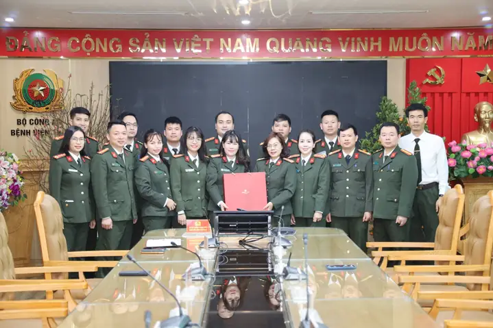 Công An Cửa Khẩu Cảng Hàng Không Quốc Tế Nội Bài Thăm Hỏi, Tặng Quà Và Chúc Tết Bệnh Nhân Tại Bệnh Viện 19-8