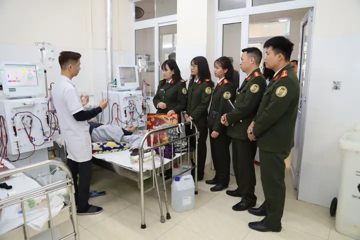 Công An Cửa Khẩu Cảng Hàng Không Quốc Tế Nội Bài Thăm Hỏi, Tặng Quà Và Chúc Tết Bệnh Nhân Tại Bệnh Viện 19-8