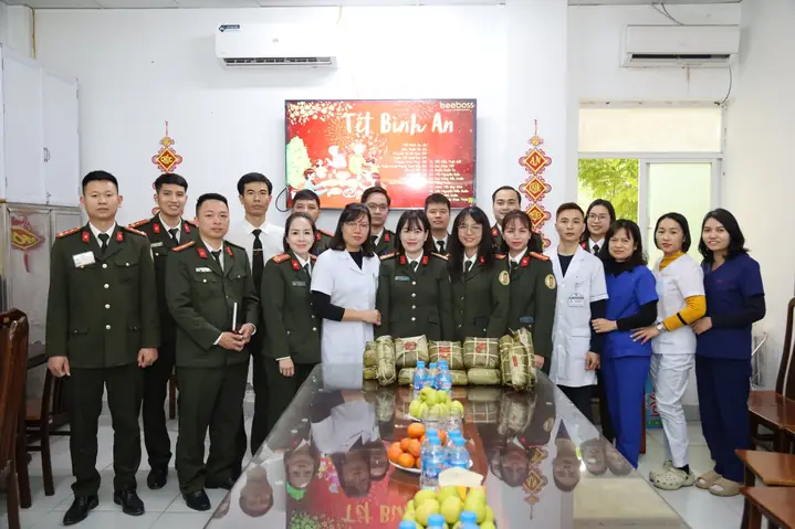 Công An Cửa Khẩu Cảng Hàng Không Quốc Tế Nội Bài Thăm Hỏi, Tặng Quà Và Chúc Tết Bệnh Nhân Tại Bệnh Viện 19-8
