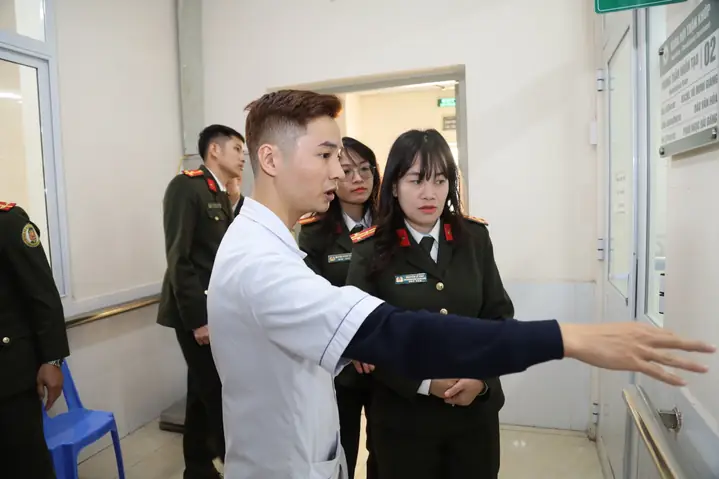 Công An Cửa Khẩu Cảng Hàng Không Quốc Tế Nội Bài Thăm Hỏi, Tặng Quà Và Chúc Tết Bệnh Nhân Tại Bệnh Viện 19-8