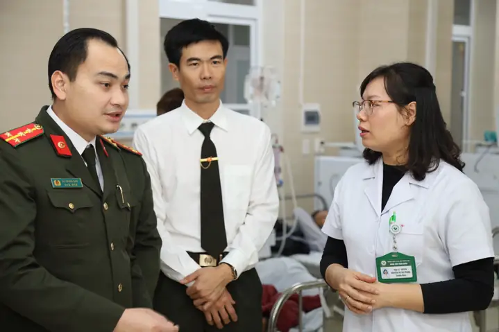 Công An Cửa Khẩu Cảng Hàng Không Quốc Tế Nội Bài Thăm Hỏi, Tặng Quà Và Chúc Tết Bệnh Nhân Tại Bệnh Viện 19-8