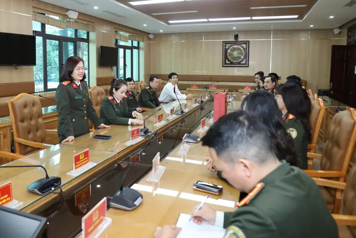 Công An Cửa Khẩu Cảng Hàng Không Quốc Tế Nội Bài Thăm Hỏi, Tặng Quà Và Chúc Tết Bệnh Nhân Tại Bệnh Viện 19-8
