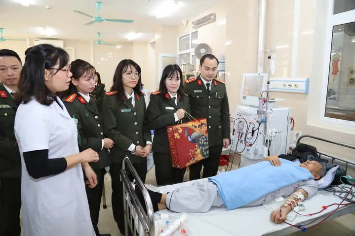 Công An Cửa Khẩu Cảng Hàng Không Quốc Tế Nội Bài Thăm Hỏi, Tặng Quà Và Chúc Tết Bệnh Nhân Tại Bệnh Viện 19-8