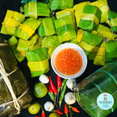 Nếu Bạn Đã Từng Ghé Khánh Hòa Chắc Hẳn Đã Nghe Đến Nem Chua Nha Trang Ninh Hòa – Đặc Sản Khánh Hòa. Là Món Ăn Đặc Sản Tại Vùng Đất Đầy Nắng Và Gió. Từ Những Nguyên Liệu Đơn Giản Như Thịt Heo Nạt, Đường, Muối, Tiêu, Ớt Cùng Với Bàn Tay Khéo Léo, Tỉ Mỉ Của Người Dân Ninh Hòa Đã Tạo Nên Những Chiếc Nem Thật Ngon Và Hấp Dẫn. Điều Khác Biệt So Với Những Nơi Khác Là Nơi Đây Không Dùng Men Mà Nem Được Lên Men Tự Nhiên Và Được Gói Bằng Lá Chùm Ruột Để Lên Men Và Bọc Ngoài Là Lá Chuối Xanh Tươi.