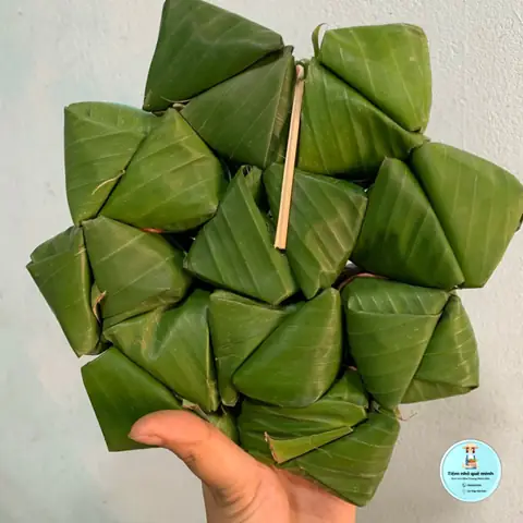 Nếu Bạn Đã Từng Ghé Khánh Hòa Chắc Hẳn Đã Nghe Đến Nem Chua Nha Trang Ninh Hòa – Đặc Sản Khánh Hòa. Là Món Ăn Đặc Sản Tại Vùng Đất Đầy Nắng Và Gió. Từ Những Nguyên Liệu Đơn Giản Như Thịt Heo Nạt, Đường, Muối, Tiêu, Ớt Cùng Với Bàn Tay Khéo Léo, Tỉ Mỉ Của Người Dân Ninh Hòa Đã Tạo Nên Những Chiếc Nem Thật Ngon Và Hấp Dẫn. Điều Khác Biệt So Với Những Nơi Khác Là Nơi Đây Không Dùng Men Mà Nem Được Lên Men Tự Nhiên Và Được Gói Bằng Lá Chùm Ruột Để Lên Men Và Bọc Ngoài Là Lá Chuối Xanh Tươi.