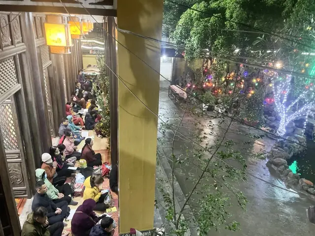 Lễ Cầu An Được Tổ Chức Trong Khuôn Viên Chùa - Ảnh: Vân Nguyễn