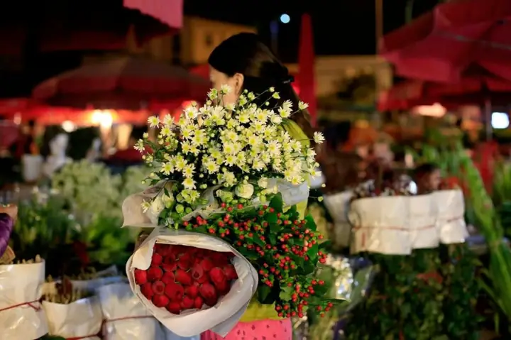 Chợ Hoa Mai Dịch (chợ Hoa Đêm, Giá Cả Phải Chăng)