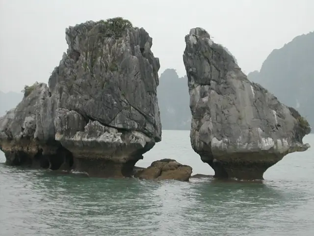 Hòn Trống Mái – Vịnh Hạ Long