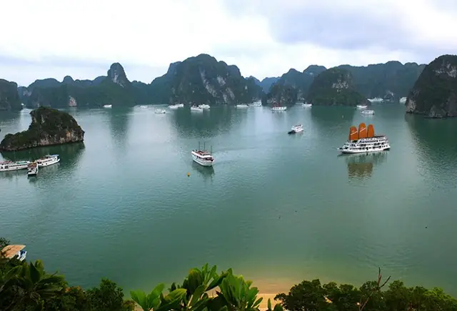 Vịnh Hạ Long Là Địa Điểm Du Lịch Nổi Tiếng Ở Tỉnh Quảng Ninh Việt Nam. Và Được Các Du Khách Trên Toàn Thế Giới Yêu Thích, Mong Muốn Đến Ít Nhất Một Lần Trong Đời.