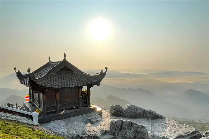 Núi Yên Tử - Địa Điểm Trekking Gần Hà Nội Dành Cho Các Phật Tử