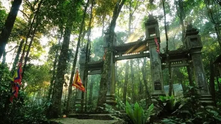 Đền Thượng - Ngôi Đền Cao Chót Vót Ngự Trị Trên Núi Tản Viên | Xanh ...