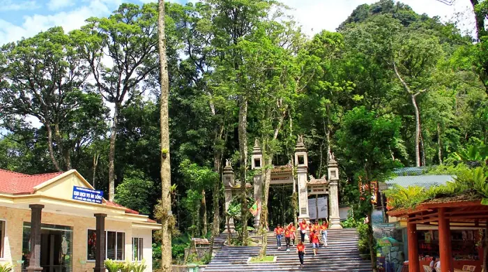 Đền Thượng Ba Vì - Điểm Đến Linh Thiêng Trên Núi Tản Viên