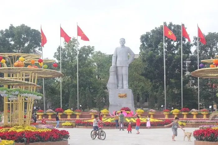 Công Viên Và Tượng Đài Lê Duẩn