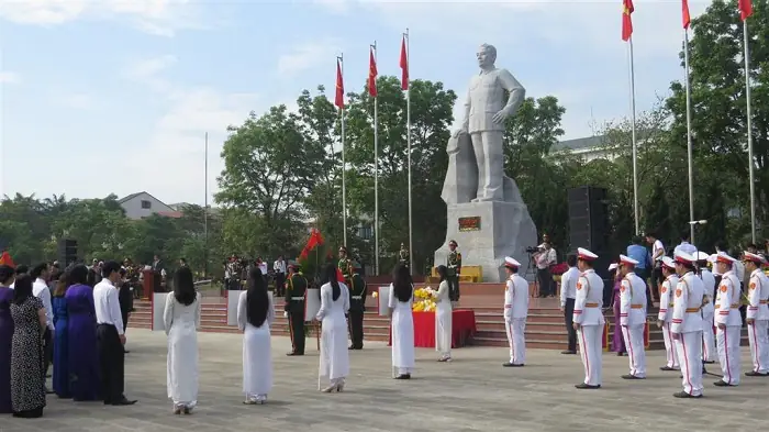 Công Viên Và Tượng Đài Lê Duẩn