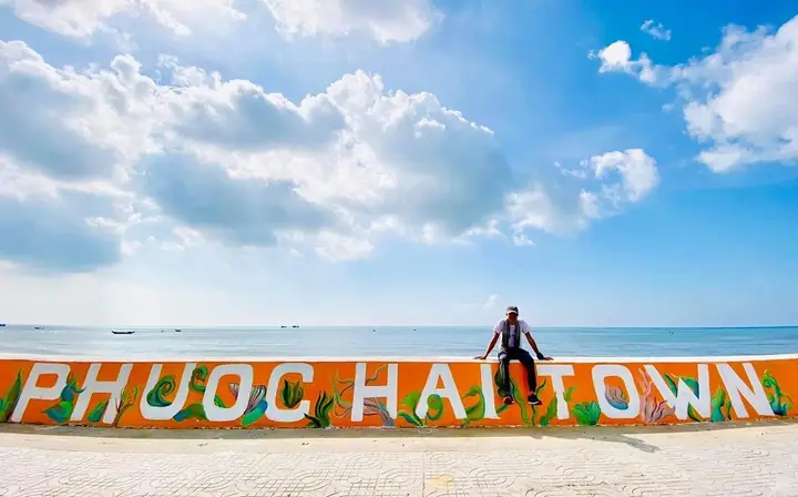 Chụp Ảnh Check In Bên Bờ Biển
