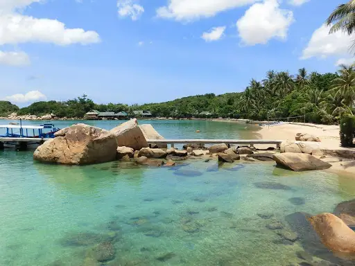 /upload/image/nha-trang/du-lich-nha-trang-30-4/ban-dao-dam-mon.jpg