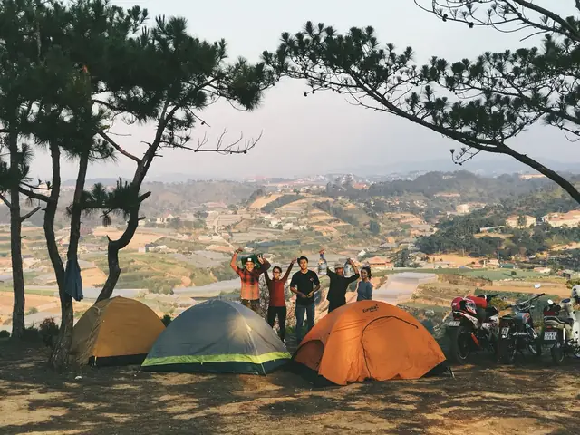 Trekking Đỉnh Hòn Bồ Đà Lạt Săn Biển Mây Bềnh Bồng