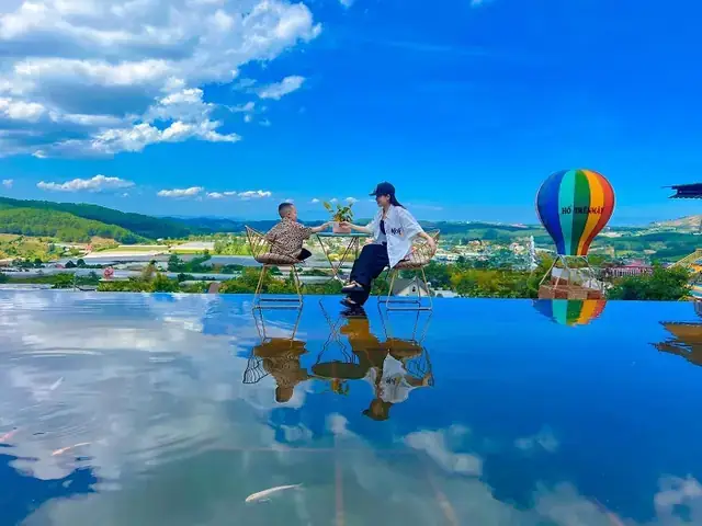 Hồ Bơi Vô Cực Giữa Lưng Chừng Trời