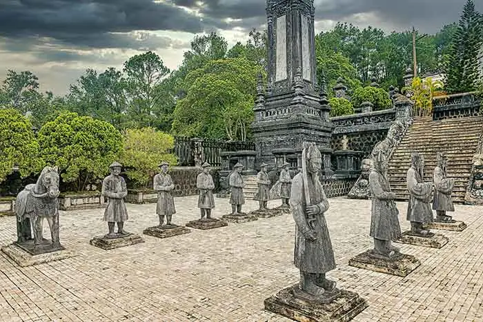 Sân Bái Đính Với Hàng Tượng Đá Văn Võ Bá Quan