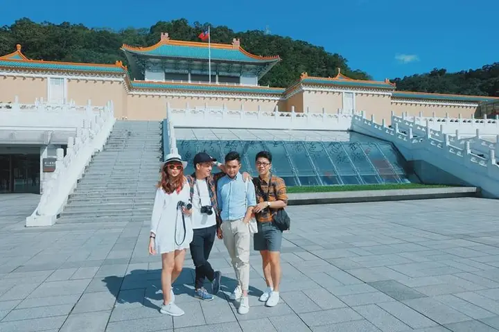 Những Hoạt Động Du Lịch Nào Bạn Có Thể Tham Gia Để Khám Phá Vẻ Đẹp Của Huế?