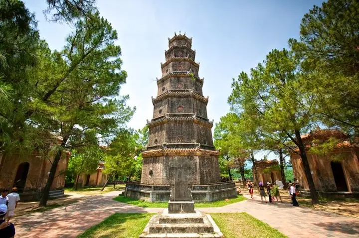 Những Hoạt Động Du Lịch Nào Bạn Có Thể Tham Gia Để Khám Phá Vẻ Đẹp Của Huế?