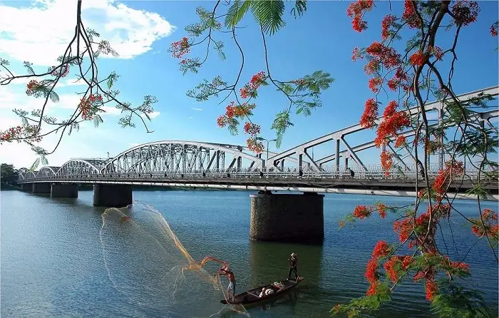 Những Hoạt Động Du Lịch Nào Bạn Có Thể Tham Gia Để Khám Phá Vẻ Đẹp Của Huế?