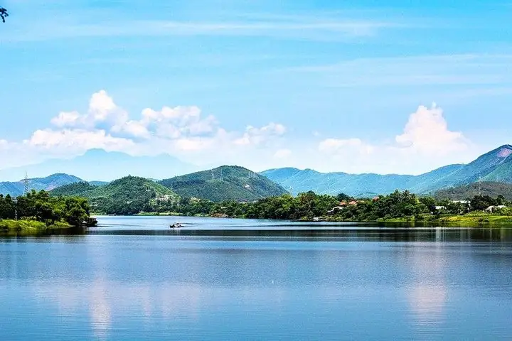 Những Hoạt Động Du Lịch Nào Bạn Có Thể Tham Gia Để Khám Phá Vẻ Đẹp Của Huế?