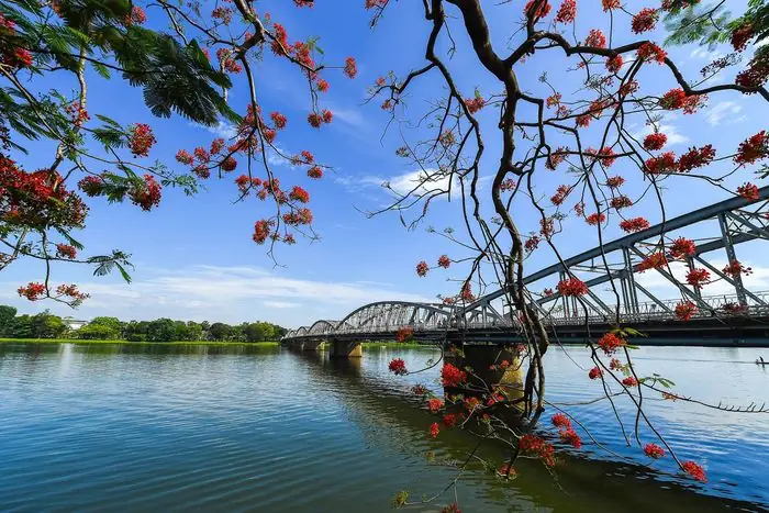 Những Hoạt Động Du Lịch Nào Bạn Có Thể Tham Gia Để Khám Phá Vẻ Đẹp Của Huế?
