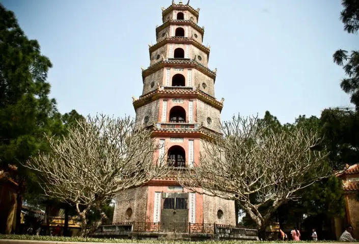 Những Hoạt Động Du Lịch Nào Bạn Có Thể Tham Gia Để Khám Phá Vẻ Đẹp Của Huế?