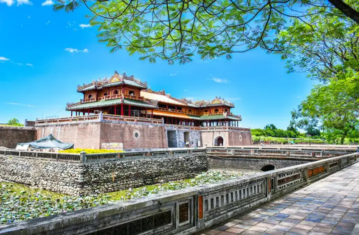 Những Hoạt Động Du Lịch Nào Bạn Có Thể Tham Gia Để Khám Phá Vẻ Đẹp Của Huế?