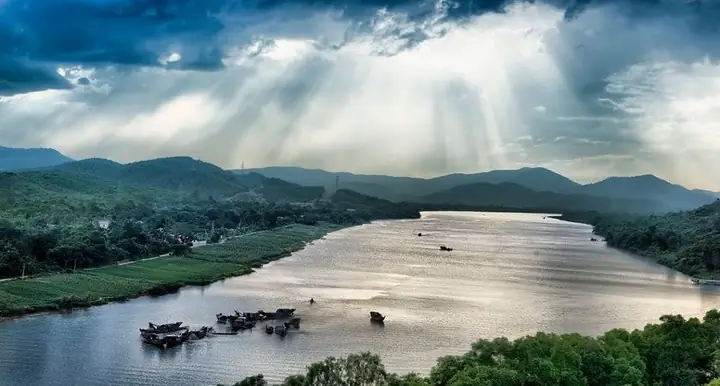 Những Hoạt Động Du Lịch Nào Bạn Có Thể Tham Gia Để Khám Phá Vẻ Đẹp Của Huế?
