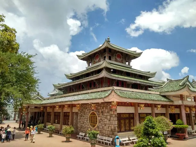 Những Hoạt Động Du Lịch Nào Bạn Có Thể Tham Gia Để Khám Phá Vẻ Đẹp Của Huế?