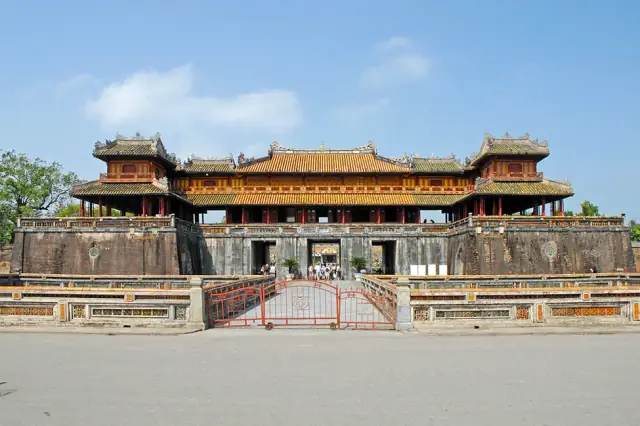 Những Hoạt Động Du Lịch Nào Bạn Có Thể Tham Gia Để Khám Phá Vẻ Đẹp Của Huế?