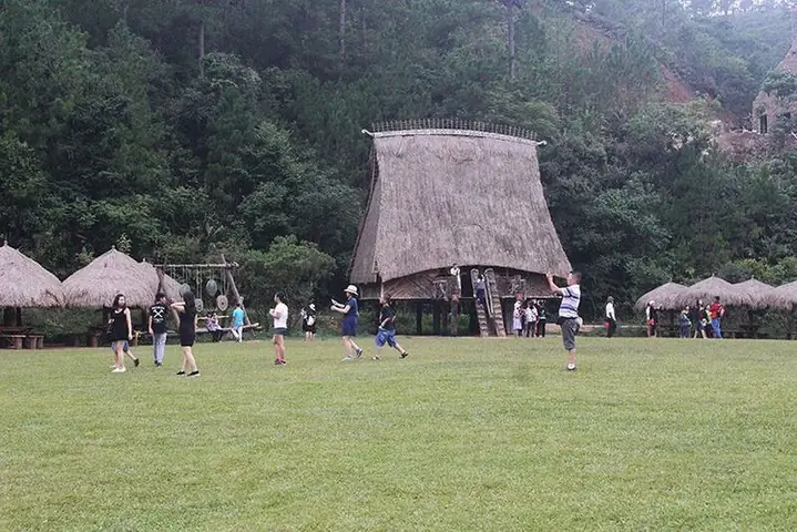 13. Làng Xã Lát 13. Làng Xã Lát