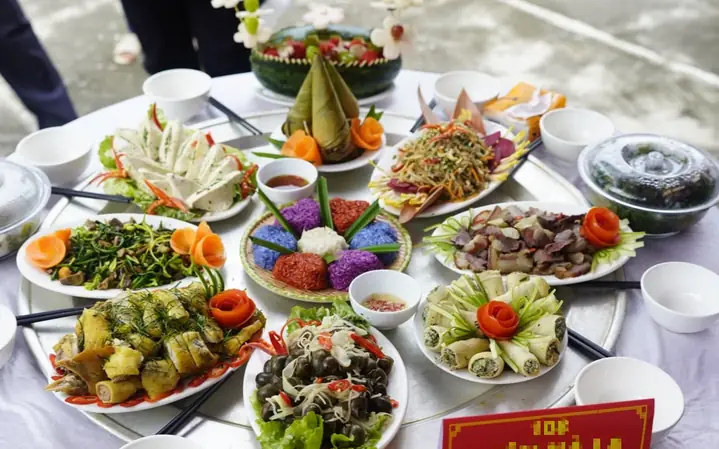 Ngũ Cốc Nguyên Hạt Và Sữa Tươi Hoặc Sữa Chua