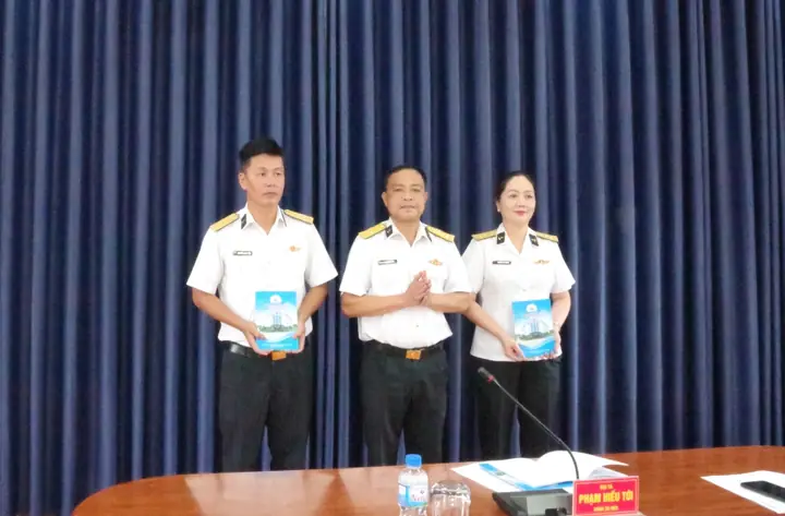 Đoàn An Điều Dưỡng 22 Hạ Long Thăm, Tặng Quà Gia Đình Chính Sách