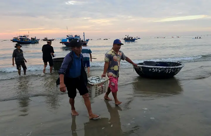 Tại Bãi Biển Này, Khi Mặt Trời Chưa Ló Dạng, Các Tiểu Thương Và Người Dân Đã Họp Chợ Hải Sản, Chợ Làng Chài Để Mua Bán Hải Sản.