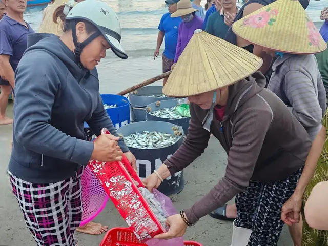 Khung Cảnh Nhộn Nhịp Mua Bán Hải Sản Ở Phiên Chợ Làng Chài Trên Bãi Biển Mân Thái Mỗi Sáng Sớm. Ngư Dân Và Các Tiểu Thương Ai Nấy Đều Giữ Gìn Vệ Sinh Sạch Sẽ Cho Bãi Biển.