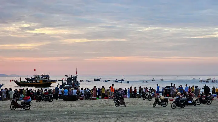 Bãi Biển Mân Thái (quận Sơn Trà Trước Đây), Là Một Trong Những Bãi Biển Đẹp Của Thành Phố Đà Nẵng, Chợ Làng Chài Truyền Thống Thu Hút Nhiều Người Dân Và Du Khách.