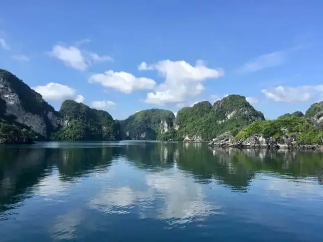 Day 2 Cruising Bai Tu Long Bay