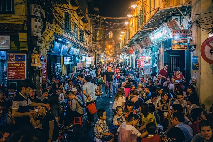 Sôi Động Phố Đi Bộ Tạ Hiện